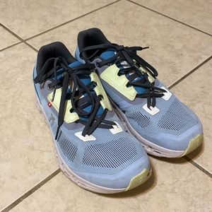 On Clouds Womens 8.5